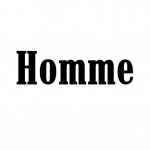 Logo con la scritta 'Homme' in caratteri neri su sfondo bianco.