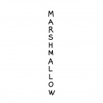 Parola 'MARSHMALLOW' scritta verticalmente con lettere nere su sfondo bianco.