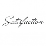 Scritta 'Satisfaction' in corsivo nero su sfondo bianco, elegante e semplice.