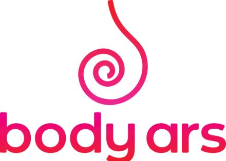 Logo con spirale e testo 'body ars' in gradiente rosso-rosa.