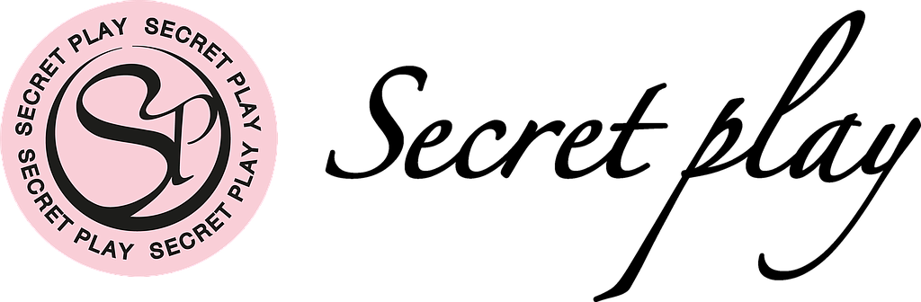 Logo circolare rosa con scritta 'Secret Play' e monogramma centrale 'SP'.