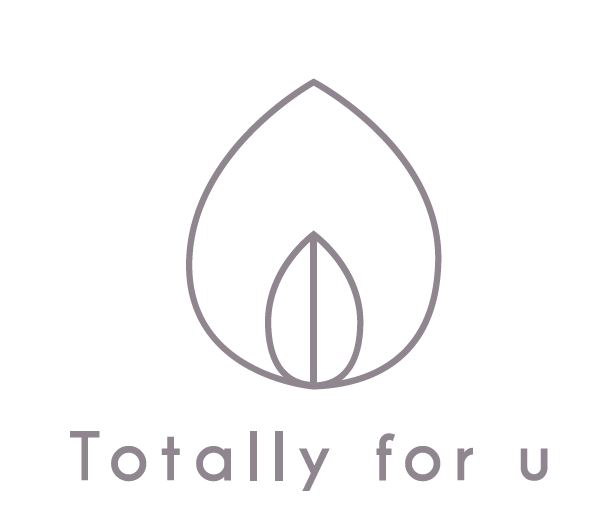 Logo minimalista con foglia stilizzata e testo 'Totally for u' sottostante.